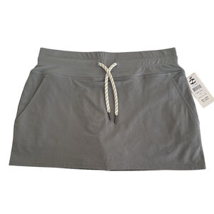 NWT Women's Split Coast Light Grey Skort Size Small